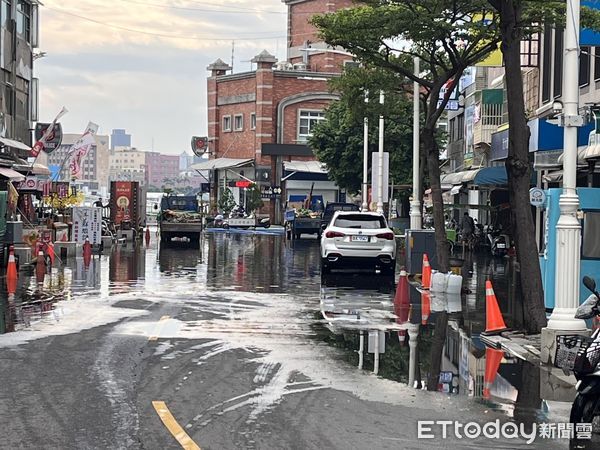 ▲▼高雄旗津大潮，海水倒灌。（圖／記者許宥孺翻攝）