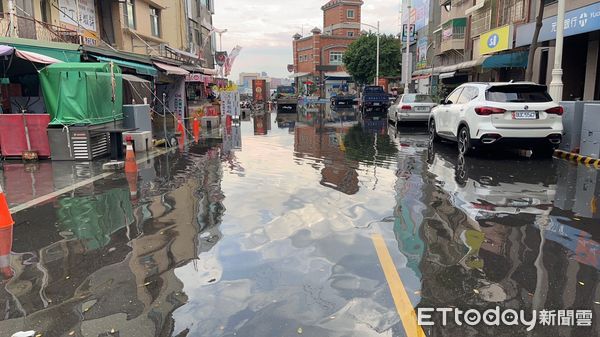 ▲▼高雄旗津大潮，海水倒灌。（圖／記者許宥孺翻攝）