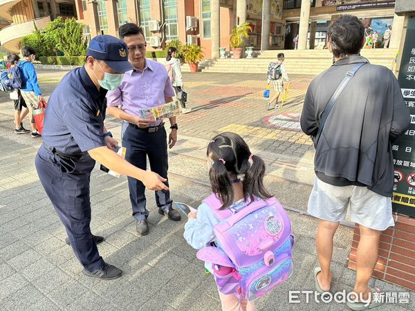 ▲8月30日是國中、小學開學日，開學首日，台南市警局所轄各分局，也紛紛出動警力，結合各校老師與導護志工加強學校周邊守望、巡邏淨化校園周邊交通安全，確保學童通行安全。（圖／記者林東良翻攝，下同）