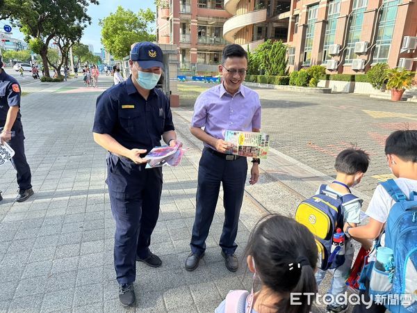 ▲8月30日是國中、小學開學日，開學首日，台南市警局所轄各分局，也紛紛出動警力，結合各校老師與導護志工加強學校周邊守望、巡邏淨化校園周邊交通安全，確保學童通行安全。（圖／記者林東良翻攝，下同）