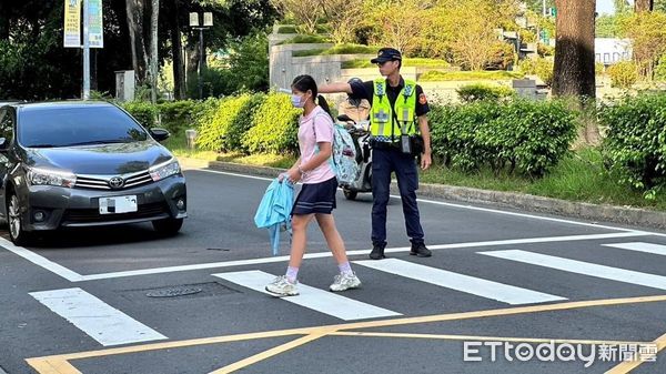 ▲▼  嘉警護童總動員 陪「童」開學最安全 。（圖／嘉義市警局提供）