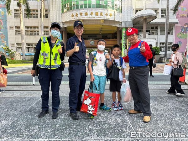 ▲▼  嘉警護童總動員 陪「童」開學最安全 。（圖／嘉義市警局提供）