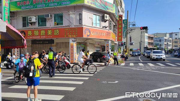 ▲8月30日是國中、小學開學日，開學首日，台南市警局所轄各分局，也紛紛出動警力，結合各校老師與導護志工加強學校周邊守望、巡邏淨化校園周邊交通安全，確保學童通行安全。（圖／記者林東良翻攝，下同）