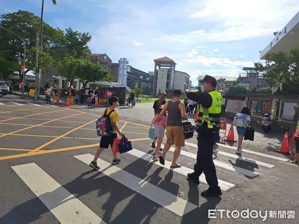 ▲8月30日是國中、小學開學日，開學首日，台南市警局所轄各分局，也紛紛出動警力，結合各校老師與導護志工加強學校周邊守望、巡邏淨化校園周邊交通安全，確保學童通行安全。（圖／記者林東良翻攝，下同）