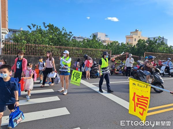 ▲8月30日是國中、小學開學日，開學首日，台南市警局所轄各分局，也紛紛出動警力，結合各校老師與導護志工加強學校周邊守望、巡邏淨化校園周邊交通安全，確保學童通行安全。（圖／記者林東良翻攝，下同）