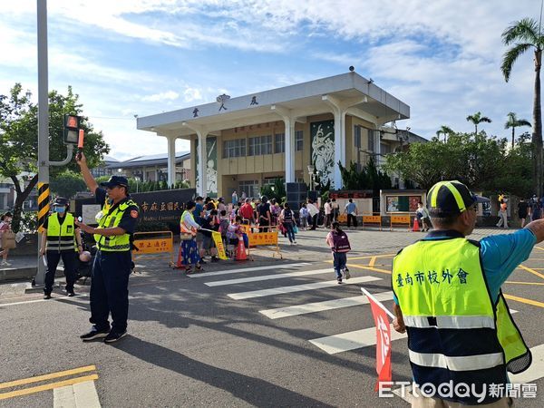 ▲8月30日是國中、小學開學日，開學首日，台南市警局所轄各分局，也紛紛出動警力，結合各校老師與導護志工加強學校周邊守望、巡邏淨化校園周邊交通安全，確保學童通行安全。（圖／記者林東良翻攝，下同）