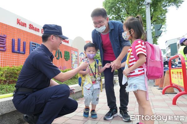 ▲8月30日是國中、小學開學日，開學首日，台南市警局所轄各分局，也紛紛出動警力，結合各校老師與導護志工加強學校周邊守望、巡邏淨化校園周邊交通安全，確保學童通行安全。（圖／記者林東良翻攝，下同）