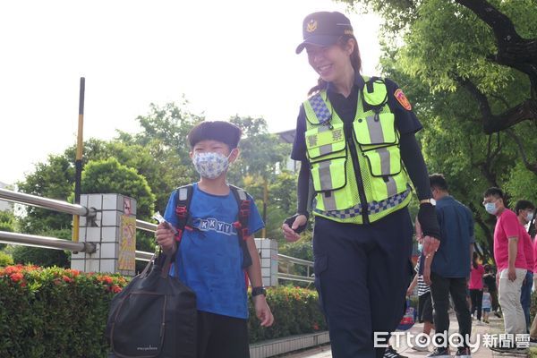 ▲8月30日是國中、小學開學日，開學首日，台南市警局所轄各分局，也紛紛出動警力，結合各校老師與導護志工加強學校周邊守望、巡邏淨化校園周邊交通安全，確保學童通行安全。（圖／記者林東良翻攝，下同）