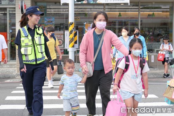 ▲8月30日是國中、小學開學日，開學首日，台南市警局所轄各分局，也紛紛出動警力，結合各校老師與導護志工加強學校周邊守望、巡邏淨化校園周邊交通安全，確保學童通行安全。（圖／記者林東良翻攝，下同）