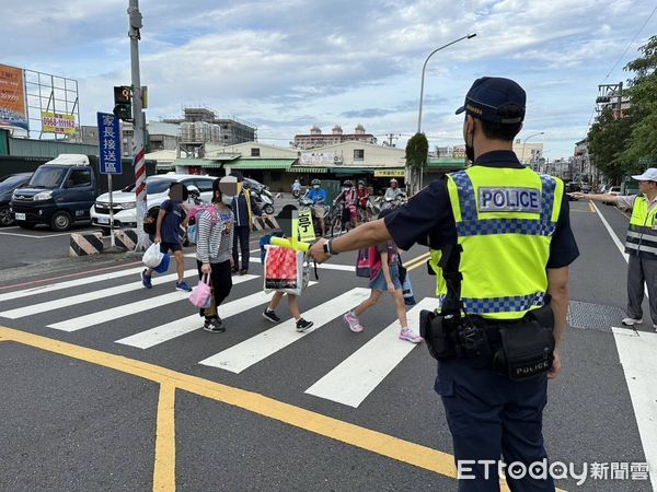 ▲8月30日是國中、小學開學日，開學首日，台南市警局所轄各分局，也紛紛出動警力，結合各校老師與導護志工加強學校周邊守望、巡邏淨化校園周邊交通安全，確保學童通行安全。（圖／記者林東良翻攝，下同）