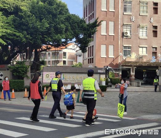 ▲8月30日是國中、小學開學日，開學首日，台南市警局所轄各分局，也紛紛出動警力，結合各校老師與導護志工加強學校周邊守望、巡邏淨化校園周邊交通安全，確保學童通行安全。（圖／記者林東良翻攝，下同）