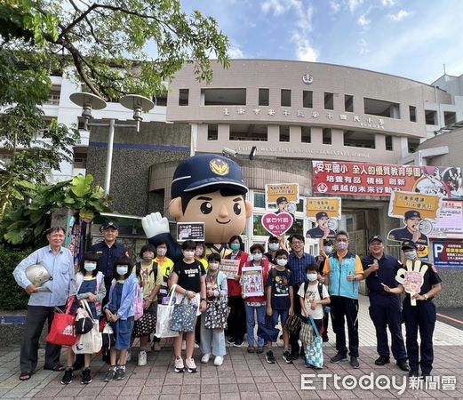 ▲8月30日是國中、小學開學日，開學首日，台南市警局所轄各分局，也紛紛出動警力，結合各校老師與導護志工加強學校周邊守望、巡邏淨化校園周邊交通安全，確保學童通行安全。（圖／記者林東良翻攝，下同）