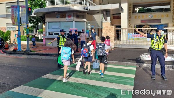 ▲新北各級學校開學首日　瑞芳警籲禮讓行人。（圖／記者郭世賢翻攝）