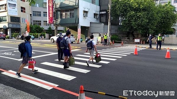 ▲8月30日是國中、小學開學日，開學首日，台南市警局所轄各分局，也紛紛出動警力，結合各校老師與導護志工加強學校周邊守望、巡邏淨化校園周邊交通安全，確保學童通行安全。（圖／記者林東良翻攝，下同）