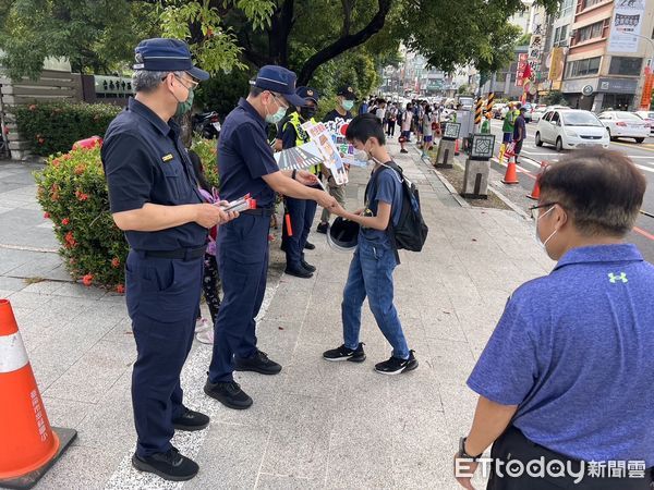 ▲8月30日是國中、小學開學日，開學首日，台南市警局所轄各分局，也紛紛出動警力，結合各校老師與導護志工加強學校周邊守望、巡邏淨化校園周邊交通安全，確保學童通行安全。（圖／記者林東良翻攝，下同）