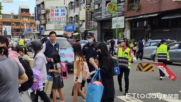 ▲8月30日是國中、小學開學日，開學首日，台南市警局所轄各分局，也紛紛出動警力，結合各校老師與導護志工加強學校周邊守望、巡邏淨化校園周邊交通安全，確保學童通行安全。（圖／記者林東良翻攝，下同）