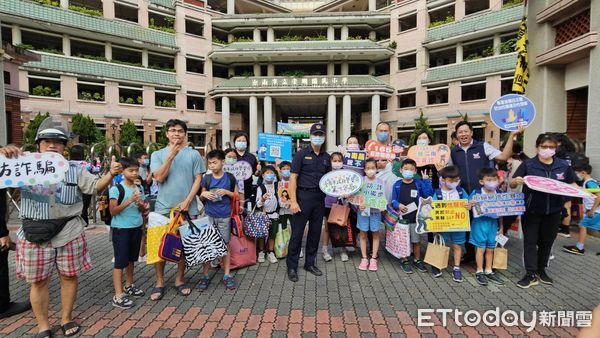 ▲8月30日是國中、小學開學日，開學首日，台南市警局所轄各分局，也紛紛出動警力，結合各校老師與導護志工加強學校周邊守望、巡邏淨化校園周邊交通安全，確保學童通行安全。（圖／記者林東良翻攝，下同）