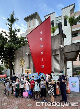 ▲8月30日是國中、小學開學日，開學首日，台南市警局所轄各分局，也紛紛出動警力，結合各校老師與導護志工加強學校周邊守望、巡邏淨化校園周邊交通安全，確保學童通行安全。（圖／記者林東良翻攝，下同）