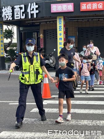 ▲8月30日是國中、小學開學日，開學首日，台南市警局所轄各分局，也紛紛出動警力，結合各校老師與導護志工加強學校周邊守望、巡邏淨化校園周邊交通安全，確保學童通行安全。（圖／記者林東良翻攝，下同）