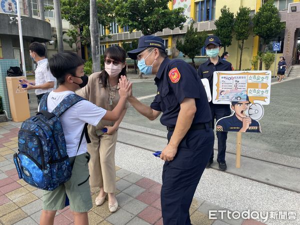 ▲8月30日是國中、小學開學日，開學首日，台南市警局所轄各分局，也紛紛出動警力，結合各校老師與導護志工加強學校周邊守望、巡邏淨化校園周邊交通安全，確保學童通行安全。（圖／記者林東良翻攝，下同）