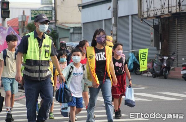 ▲8月30日是國中、小學開學日，開學首日，台南市警局所轄各分局，也紛紛出動警力，結合各校老師與導護志工加強學校周邊守望、巡邏淨化校園周邊交通安全，確保學童通行安全。（圖／記者林東良翻攝，下同）