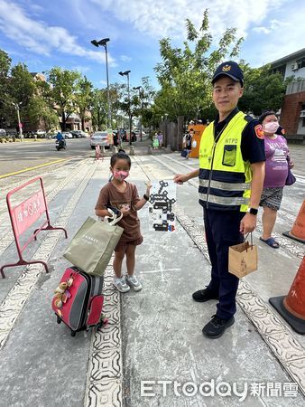 ▲8月30日是國中、小學開學日，開學首日，台南市警局所轄各分局，也紛紛出動警力，結合各校老師與導護志工加強學校周邊守望、巡邏淨化校園周邊交通安全，確保學童通行安全。（圖／記者林東良翻攝，下同）