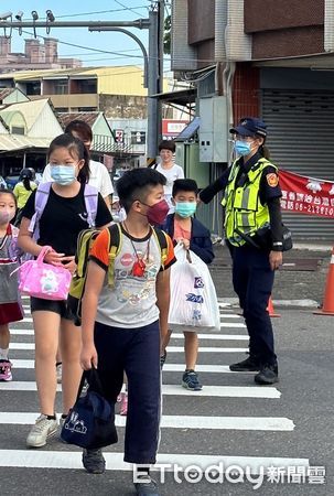 ▲8月30日是國中、小學開學日，開學首日，台南市警局所轄各分局，也紛紛出動警力，結合各校老師與導護志工加強學校周邊守望、巡邏淨化校園周邊交通安全，確保學童通行安全。（圖／記者林東良翻攝，下同）