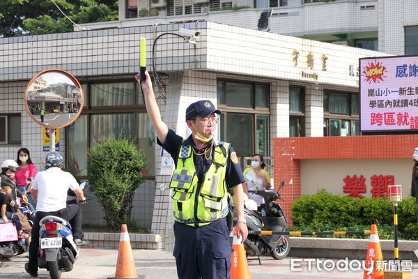 ▲台南市政府道安團隊透過跨局處合作，針對校園周邊交通號誌、標線、行人動線及管制措施等通盤檢討，並優先完成20處行人專用時相的設施，開學日在警察局協助疏導下，市區路況尚稱順暢。（圖／記者林東良翻攝，下同）