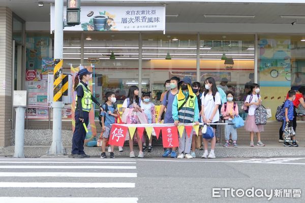 ▲台南市政府道安團隊透過跨局處合作，針對校園周邊交通號誌、標線、行人動線及管制措施等通盤檢討，並優先完成20處行人專用時相的設施，開學日在警察局協助疏導下，市區路況尚稱順暢。（圖／記者林東良翻攝，下同）