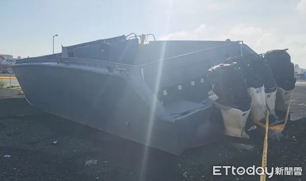 ▲▼澎湖首見漂流「走私機動快艇」。（圖／記者陳韋男攝）