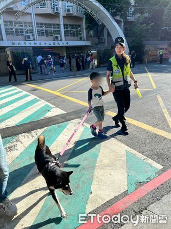 ▲▼新北中和分局正妹女警宋妤姍安撫小一新生。（圖／記者陳以昇翻攝）