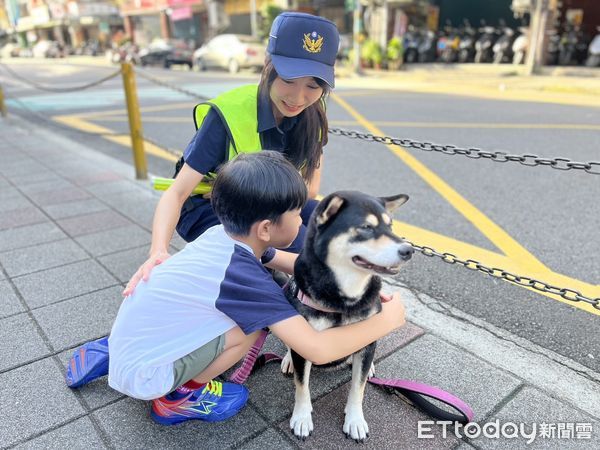 ▲▼新北中和分局正妹女警宋妤姍安撫小一新生。（圖／記者陳以昇翻攝）