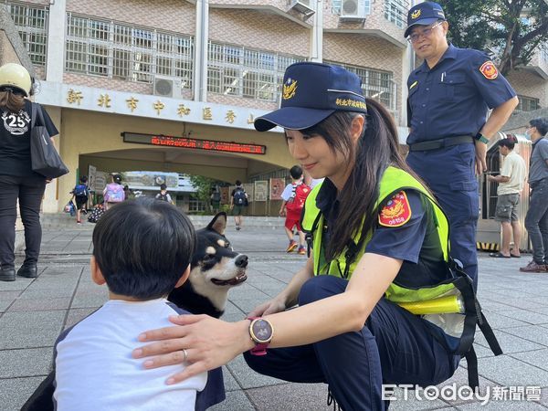 ▲▼新北中和分局正妹女警宋妤姍安撫小一新生。（圖／記者陳以昇翻攝）