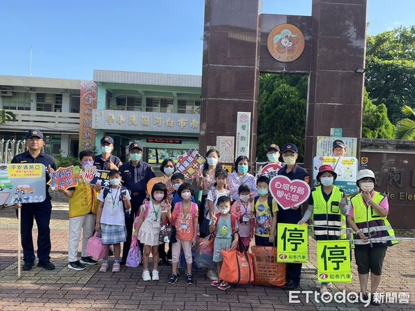 ▲8月30日是國中、小學開學日，開學首日，台南市警局所轄各分局，也紛紛出動警力，結合各校老師與導護志工加強學校周邊守望、巡邏淨化校園周邊交通安全，確保學童通行安全。（圖／記者林東良翻攝，下同）