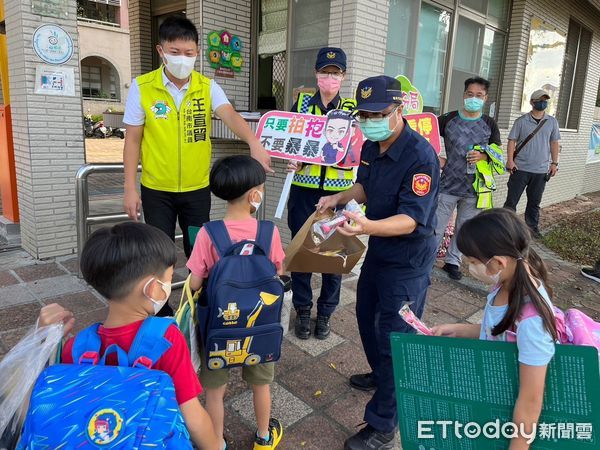 ▲8月30日是國中、小學開學日，開學首日，台南市警局所轄各分局，也紛紛出動警力，結合各校老師與導護志工加強學校周邊守望、巡邏淨化校園周邊交通安全，確保學童通行安全。（圖／記者林東良翻攝，下同）