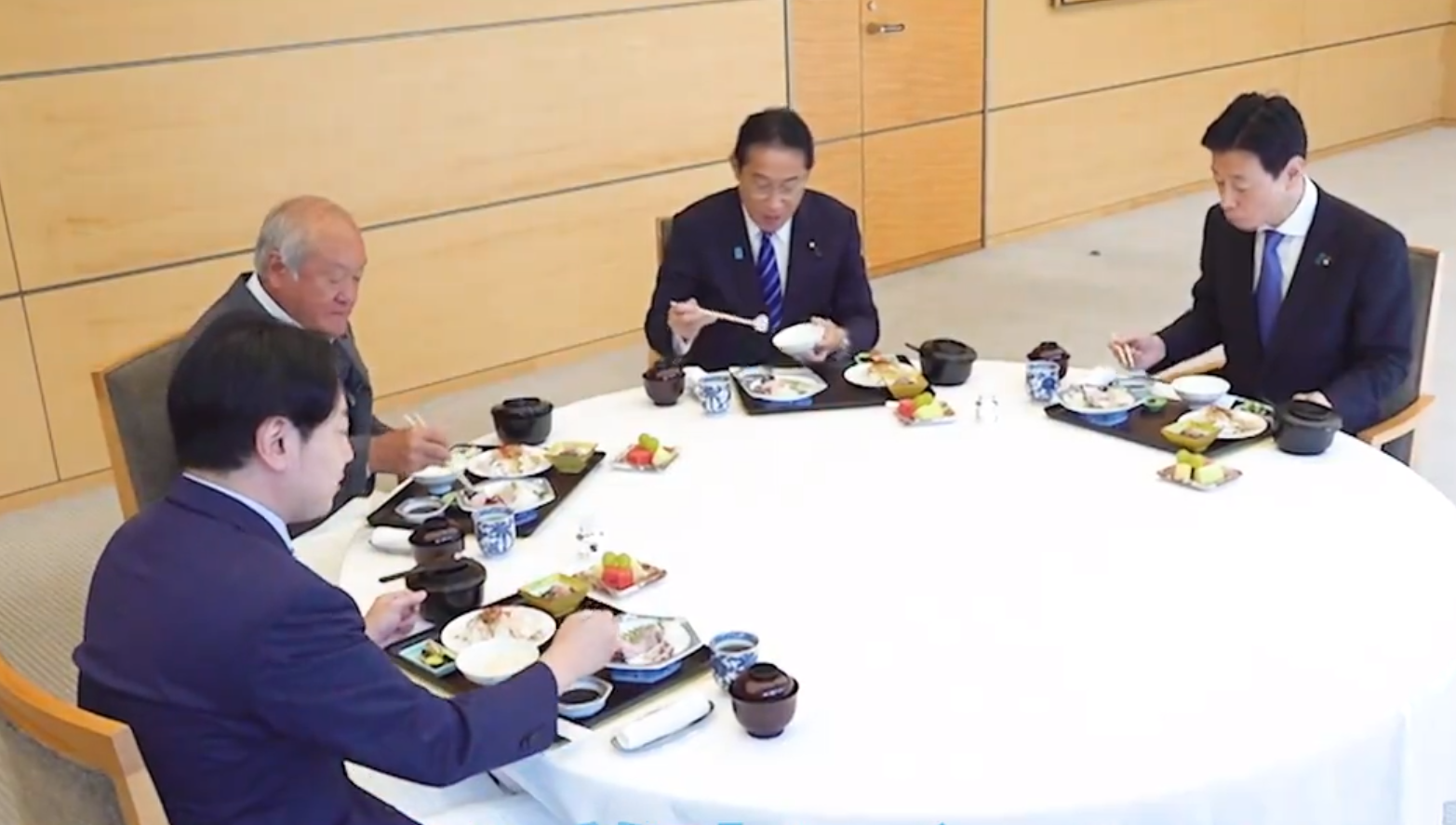 ▲▼日相岸田文雄「生吃福島水產」！ 狂讚安全無危害。（圖／首相官邸）