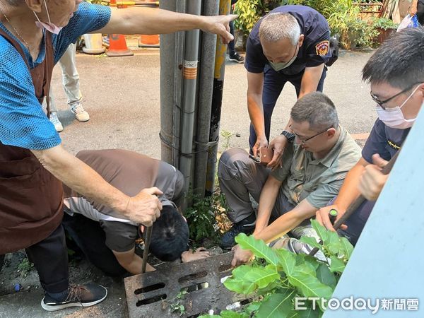 ▲▼新北老賊下台中「扒手一日遊」連偷4人！贓物丟水溝害所長趴地挖呀挖。（圖／記者許權毅翻攝）