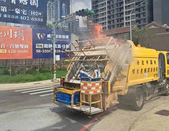 ▲▼       桃園垃圾車突起火      。（圖／翻攝桃園市環保局臉書）