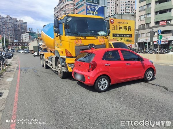 ▲▼  淡水車禍           。（圖／記者戴上容翻攝）