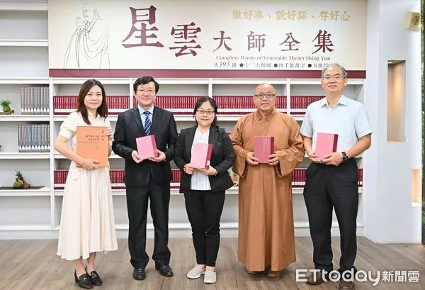 ▲佛光山慧得法師（右二）、《星雲大師全集》主編蔡孟樺（右三）、虎科大校長張信良（左二）、圖書館館長呂麒麟（右一）與秘書室公共事務組組長張逸品於典藏專區合影。（圖／記者蔡佩旻翻攝）