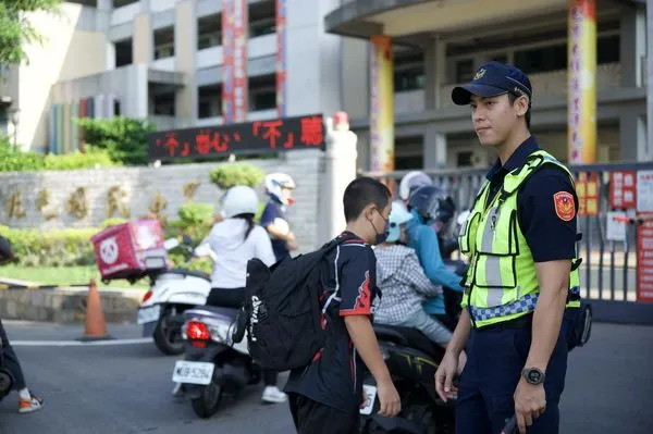 ▲「天菜帥警」校門前指揮。（圖／翻攝自臉書／TCPB 局長室）