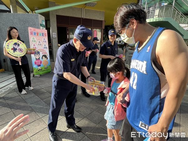 ▲▼ 三重警分局張國哲在開學日護送兒童上學            。（圖／記者戴上容翻攝）