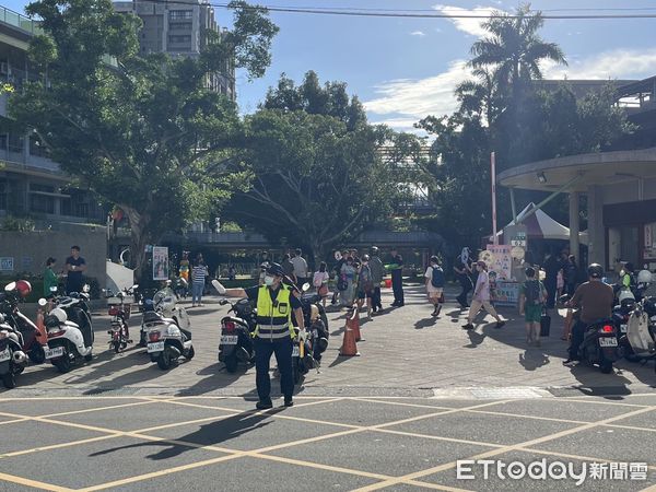 ▲▼ 三重警分局張國哲在開學日護送兒童上學            。（圖／記者戴上容翻攝）