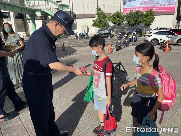 ▲▼ 三重警分局張國哲在開學日護送兒童上學            。（圖／記者戴上容翻攝）