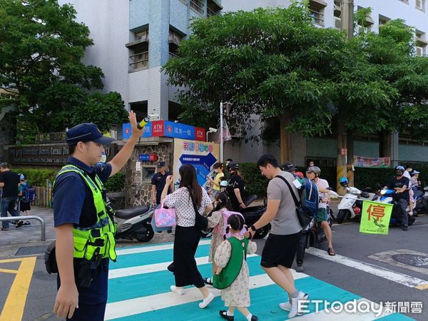 ▲▼ 新北淡水警清晨啟動護童專案，婦幼安全打詐宣導一起來。（圖／記者戴上容翻攝）