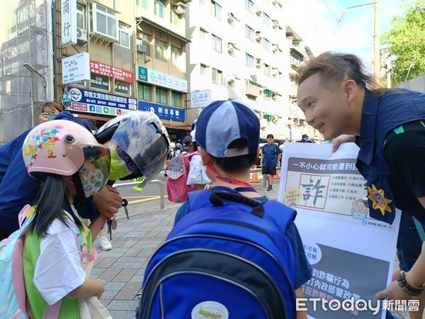 ▲▼ 新北淡水警清晨啟動護童專案，婦幼安全打詐宣導一起來。（圖／記者戴上容翻攝）