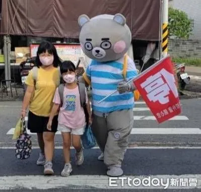 ▲台南市東原山區來了一隻東原快樂熊，除引導學生過馬路，並且來個輕鬆活潑的防災宣導。（圖／記者林東良翻攝，下同）