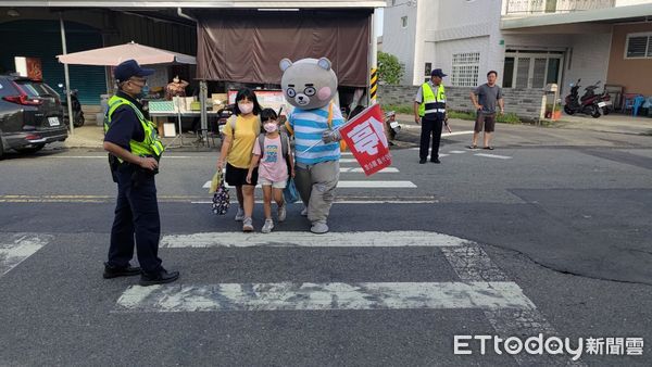 ▲台南市東原山區來了一隻東原快樂熊，除引導學生過馬路，並且來個輕鬆活潑的防災宣導。（圖／記者林東良翻攝，下同）