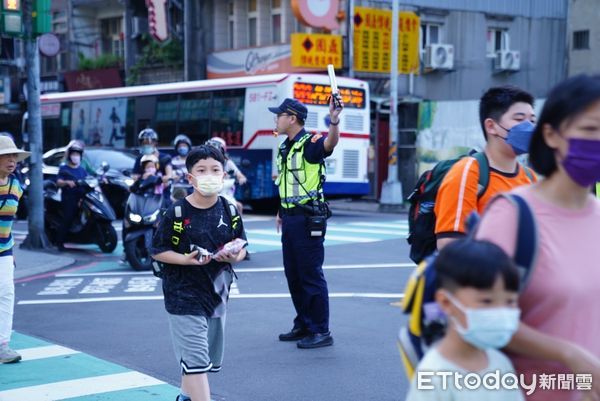 ▲▼蘆洲警出動「大黑熊」護童超吸睛　提醒家長勿併排停車。（圖／記者戴上容翻攝）