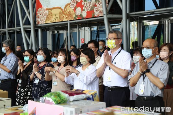 ▲▼   嘉義市政府暨國稅局嘉義市分局今(30)日農曆7月15中元節舉行普渡祭典，由市長黃敏惠、南區國稅局嘉義市分局長黃昭月擔任主祭  。（圖／嘉義市政府提供）